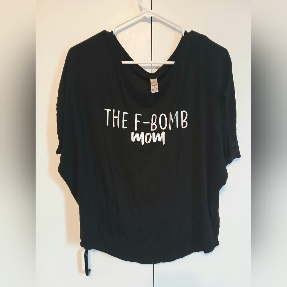 The F-Bomb Mom batwing Tee size Medium black funny graphic Royal apparel